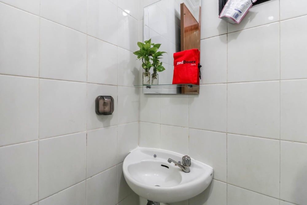 undefined RedDoorz Plus near Trisakti University 7