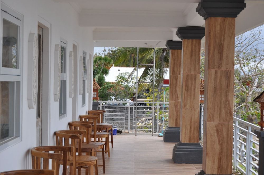 Cemara's Beach Homestay Deluxe Room, Balcony 7