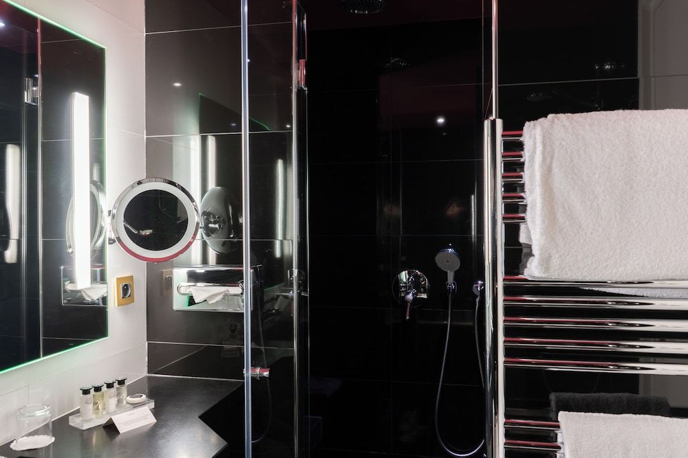 Le Belmont Paris Classic Room 3