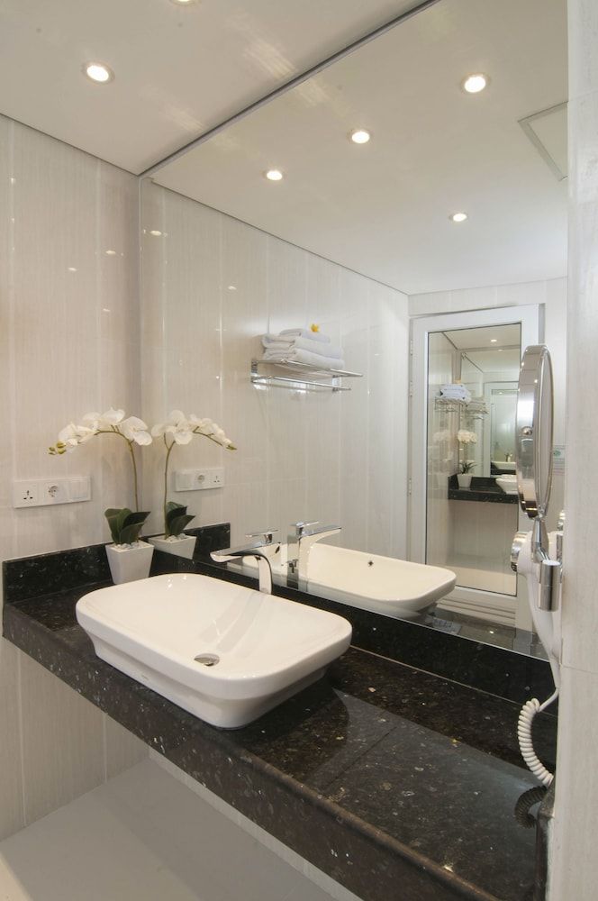 Sulis Beach Hotel and Spa Deluxe Room, 1 King Bed 6