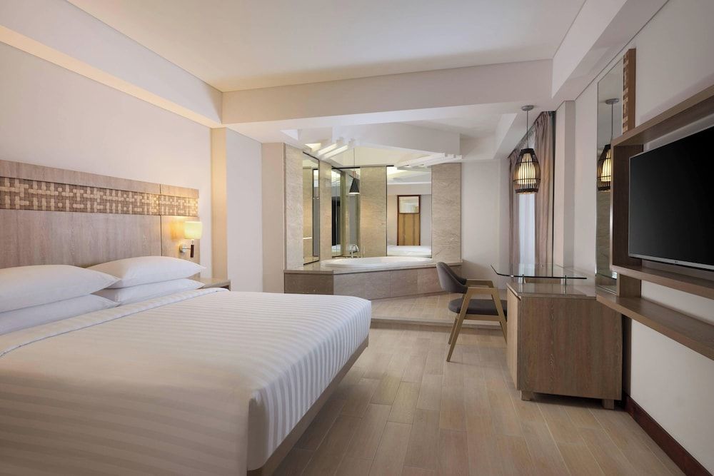 Junior Suite, 1 Bedroom, Non Smoking, Corner (Pool View)