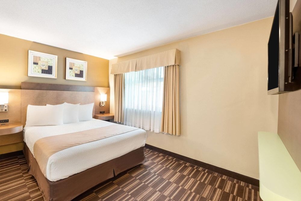 1 Queen Bed (Lobby Level) Non-pet friendly