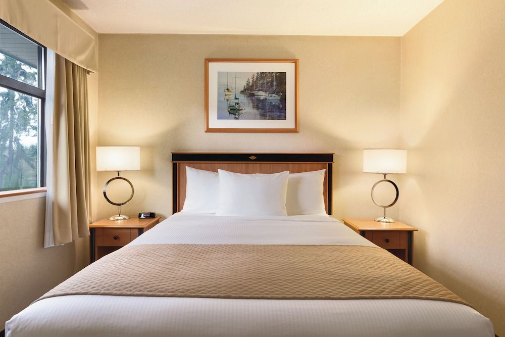1 Queen + Kitchenette Non-Pet friendly