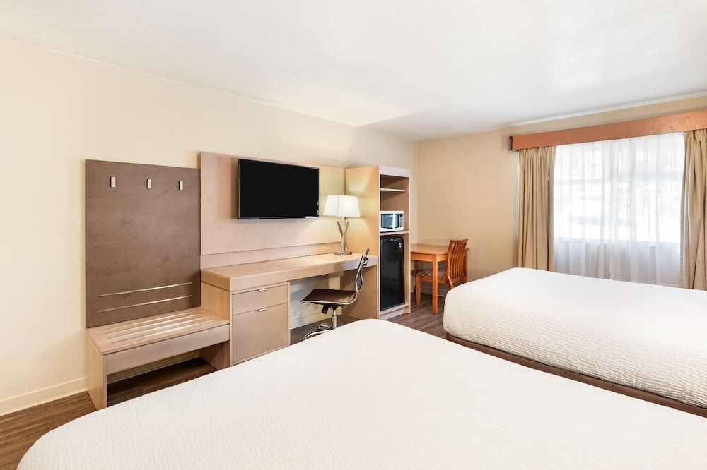 Room, 2 Queen Beds, Non Smoking (Pool Level, Pet-Friendly)
