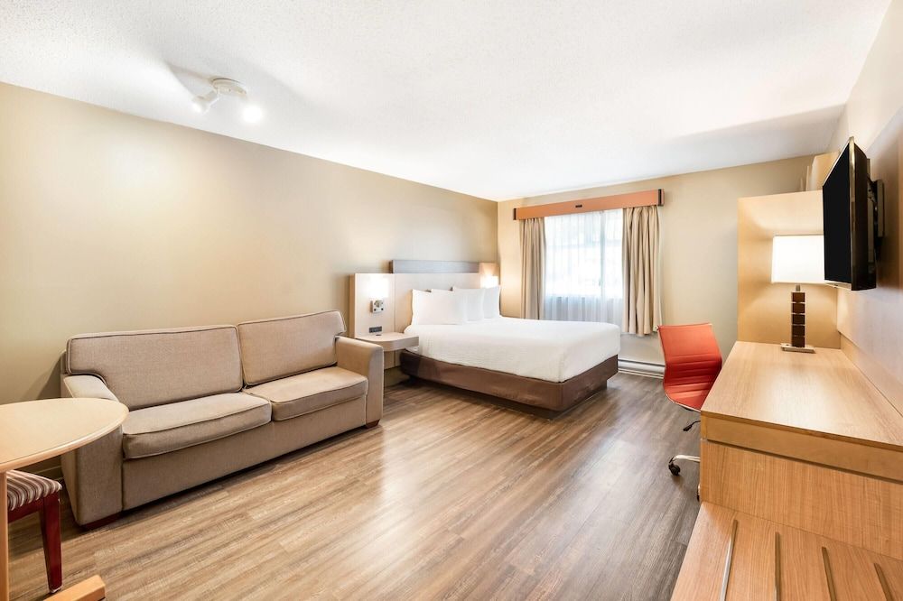 1 Queen Bed (Pool Level) Pet friendly