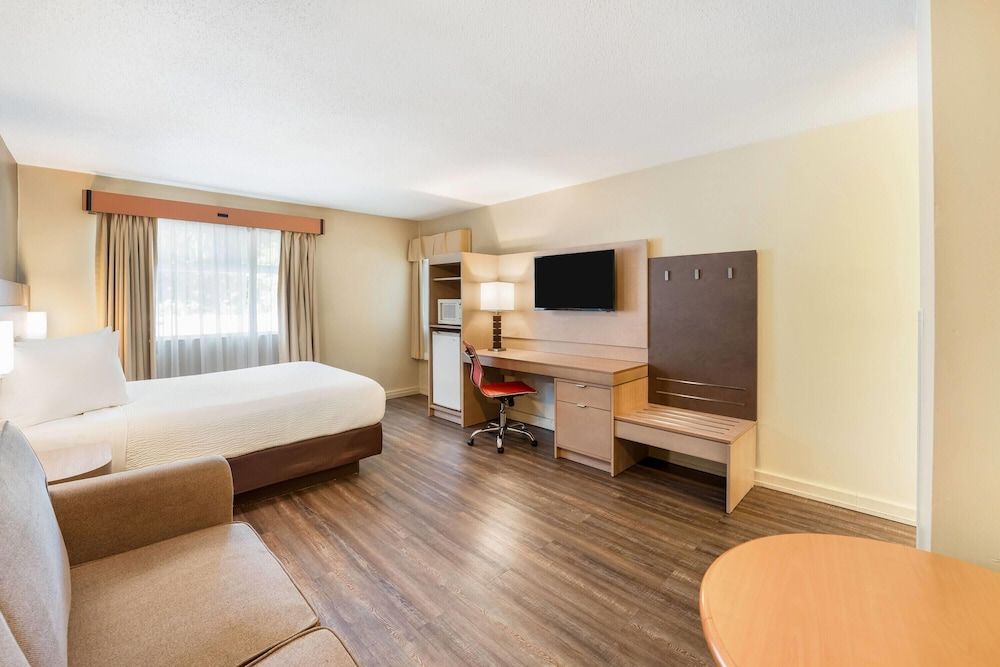 1 Queen Bed (Pool Level) Pet friendly