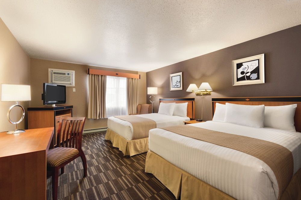 2 Queen Beds (Pool Level) Non-pet friendly