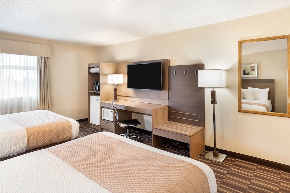 2 Queen Beds (Lobby Level) Non-pet friendly