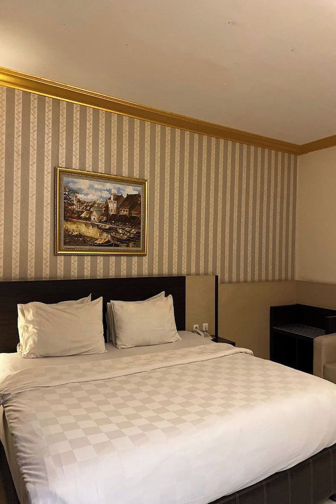 Hotel 88 Diponegoro Jember by WH Junior Suite