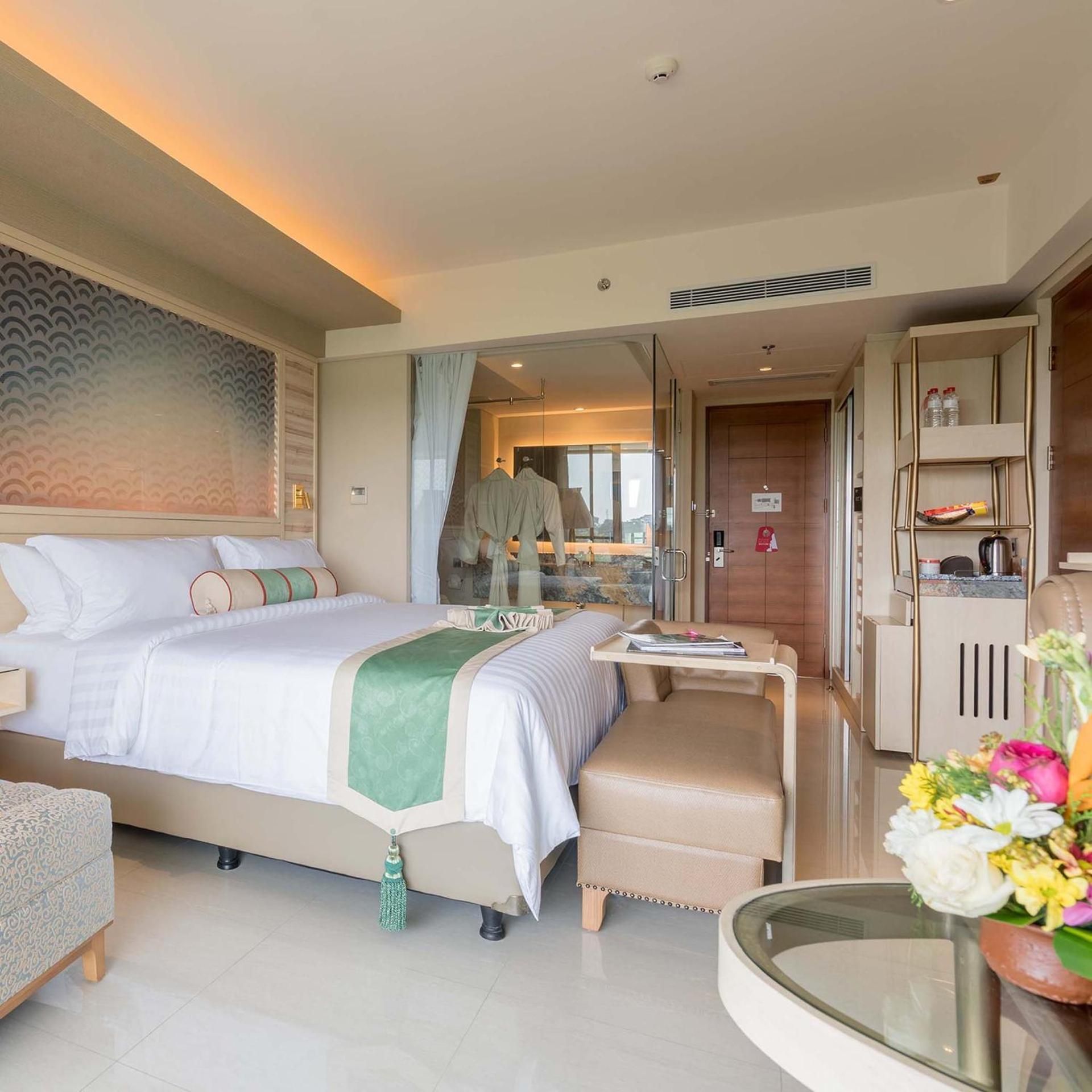 Deluxe King Room with Pool Access