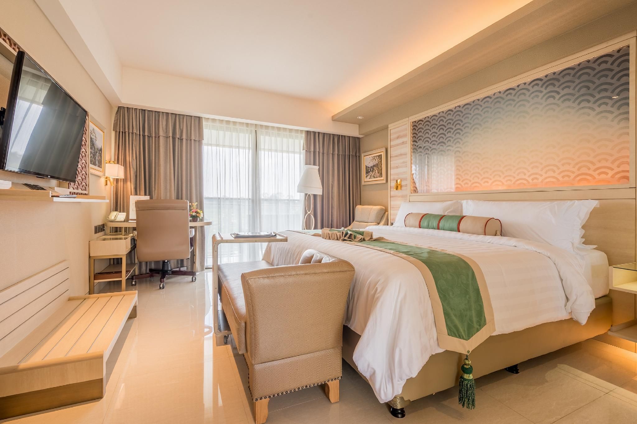 Deluxe King Room with Pool Access