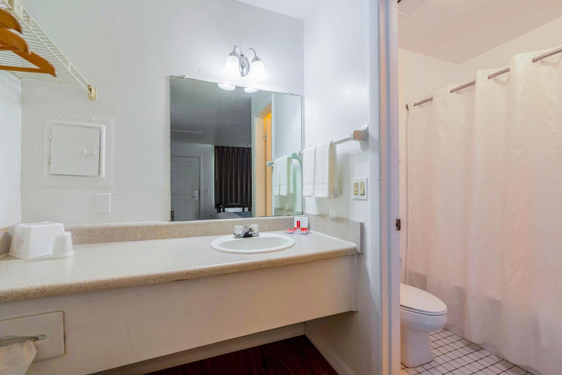 Econo Lodge Double Room with Two Double Beds - Accessible/Non-Smoking 3