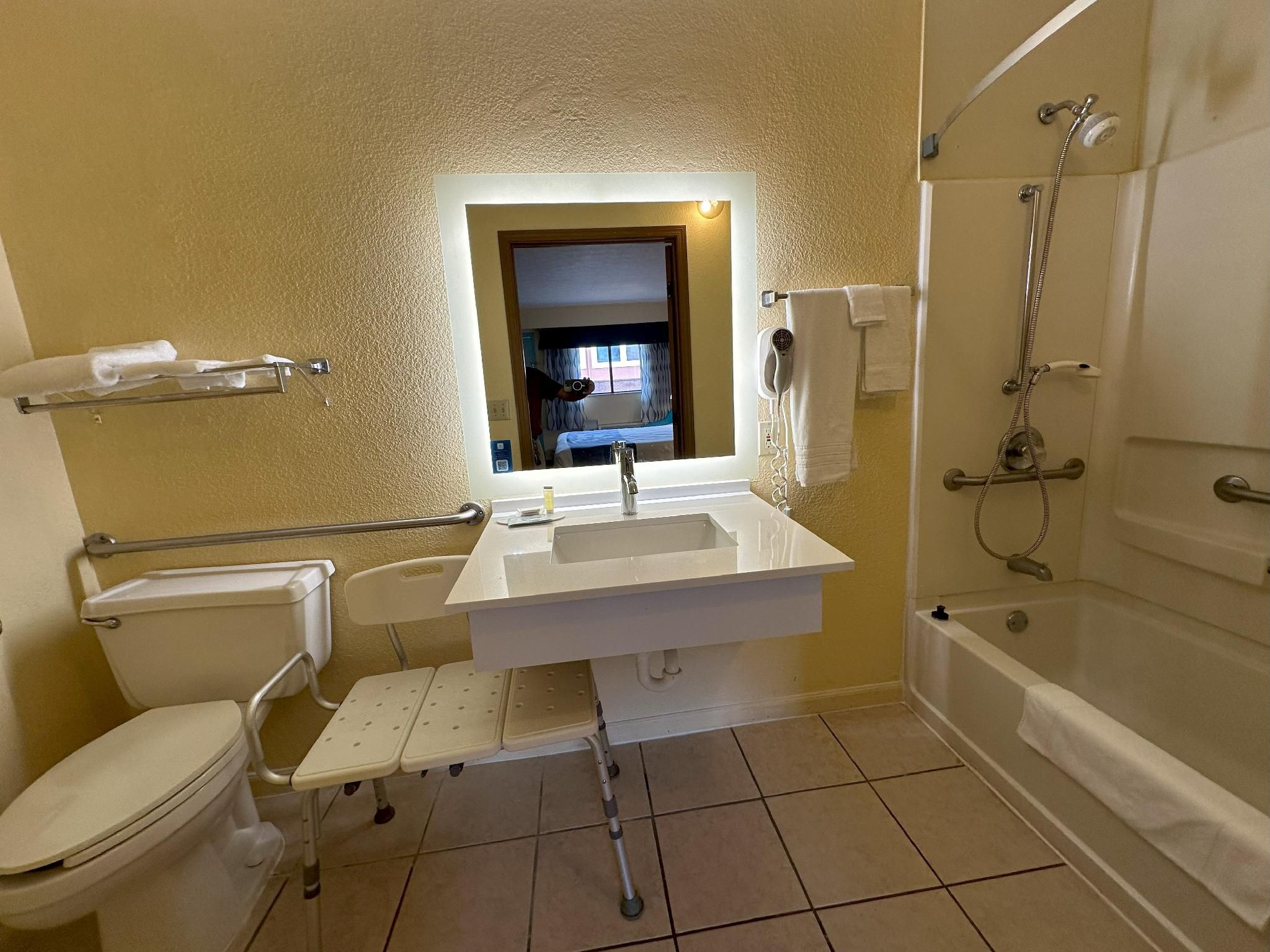 Days Inn by Wyndham Renfro Valley Mount Vernon 1 King Bed, Mobility/Hearing Access Room, Tub w/Grab Bars, First Floor, NSMK 3