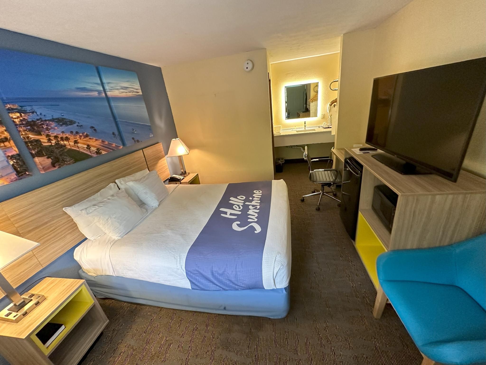 1 Queen Bed, Efficiency Suite, Second Floor, Non-Smoking
