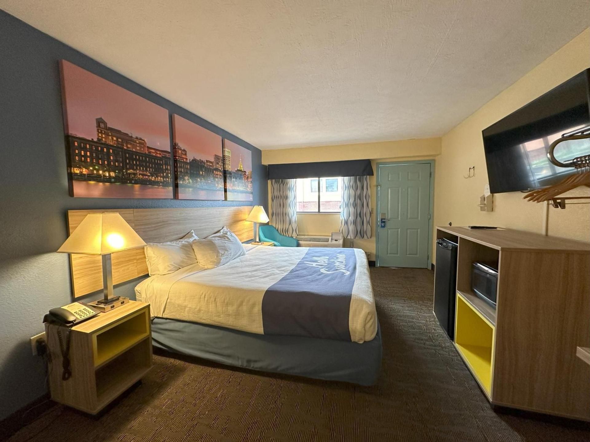 Days Inn by Wyndham Renfro Valley Mount Vernon 1 King Bed, Mobility/Hearing Access Room, Tub w/Grab Bars, First Floor, NSMK 2