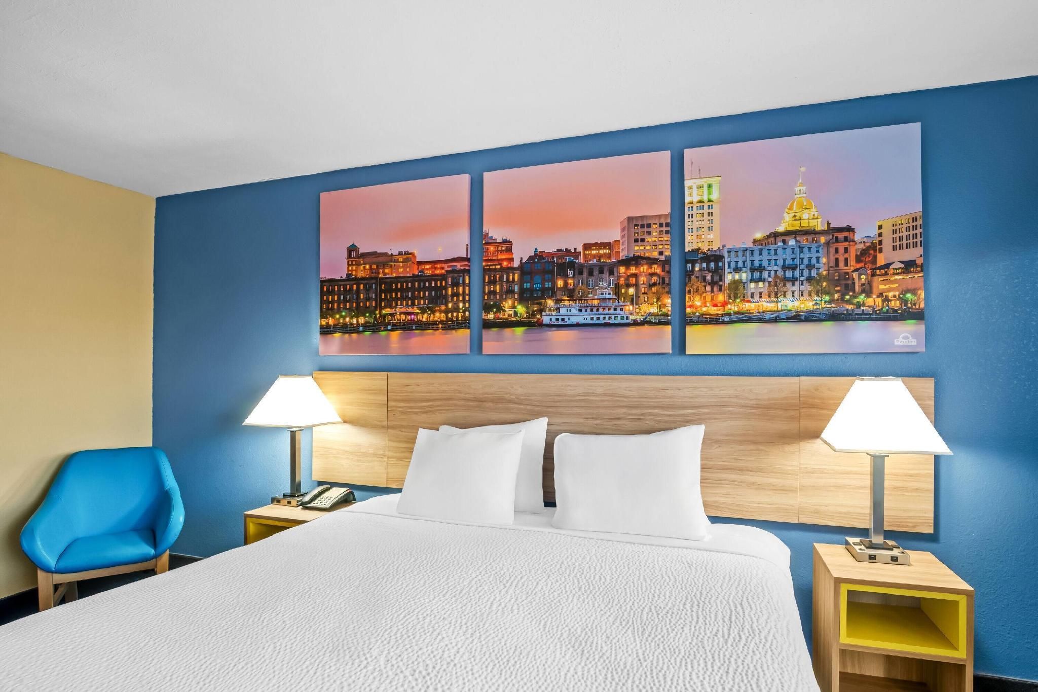 Days Inn by Wyndham Renfro Valley Mount Vernon 1 King Bed, Mobility/Hearing Access Room, Tub w/Grab Bars, First Floor, NSMK