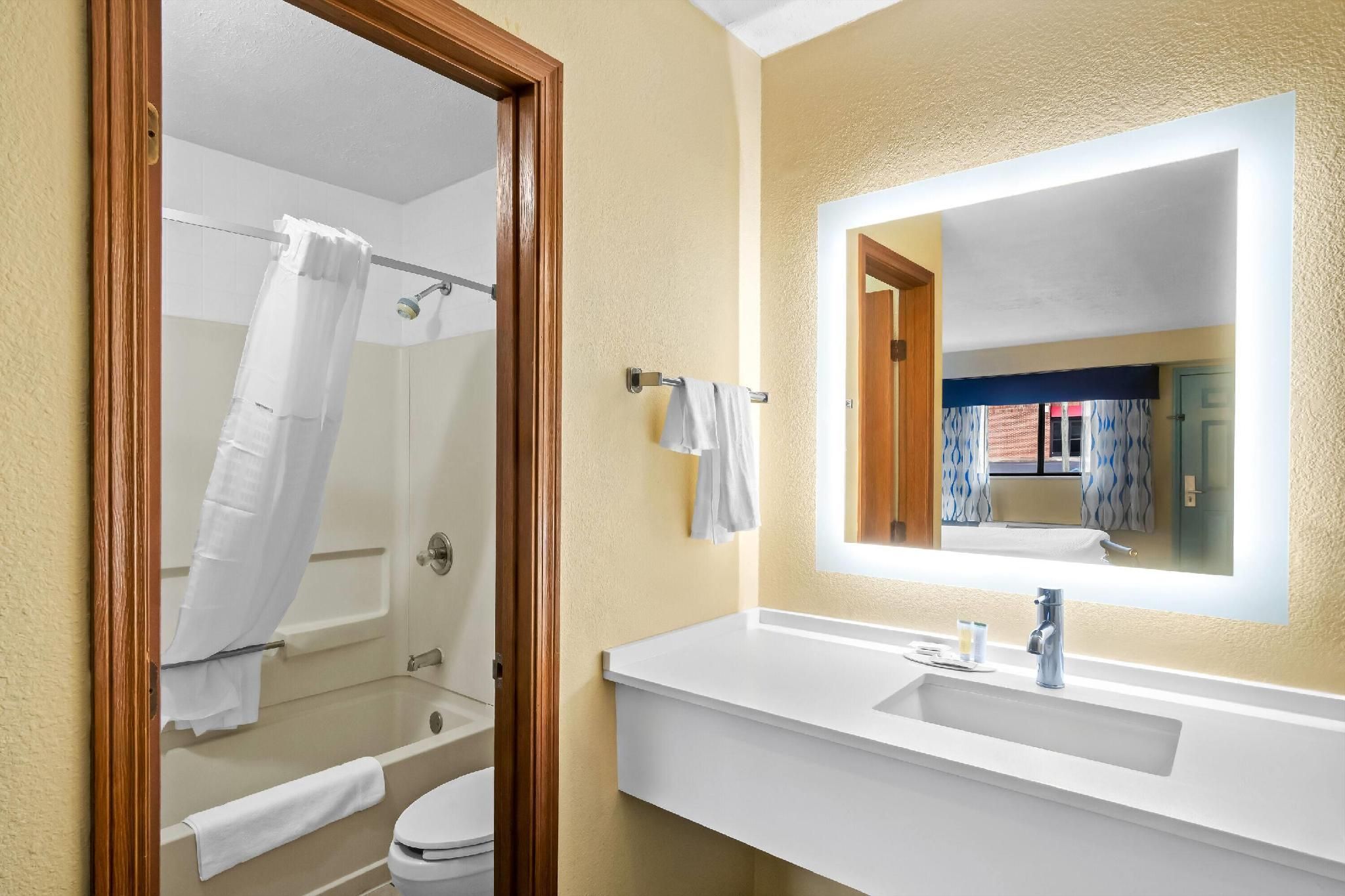 Days Inn by Wyndham Renfro Valley Mount Vernon 1 King Bed, First Floor, Non-Smoking 3