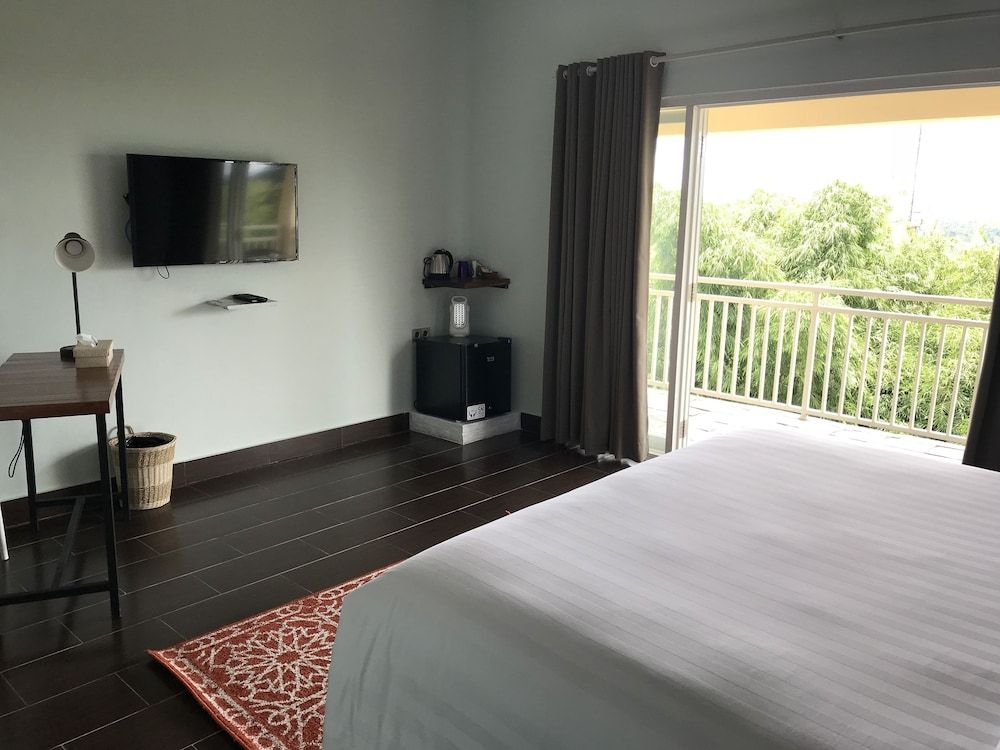 Borobudurhills Deluxe Room, 1 King Bed, Balcony, Mountain View 3