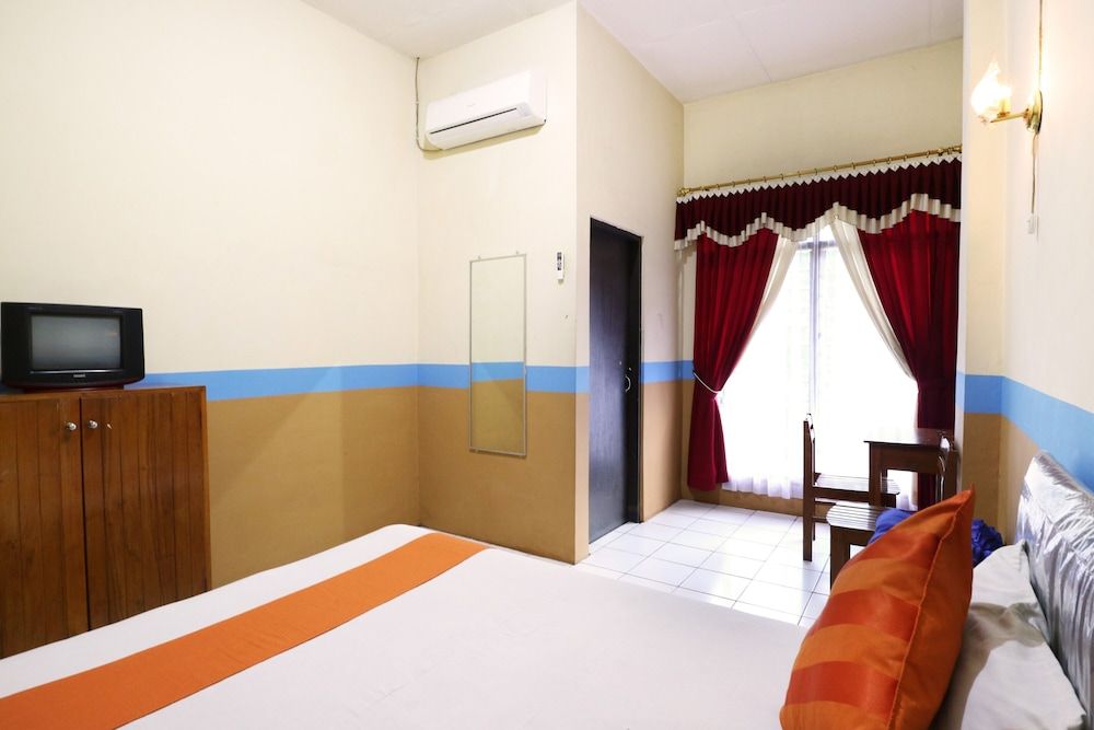 Hotel Wisata Deluxe Room 2