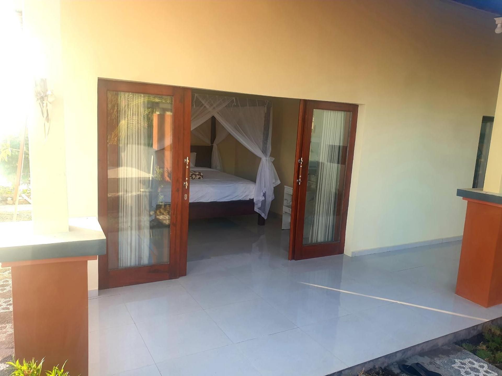 Deluxe Double Room with Side Sea View
