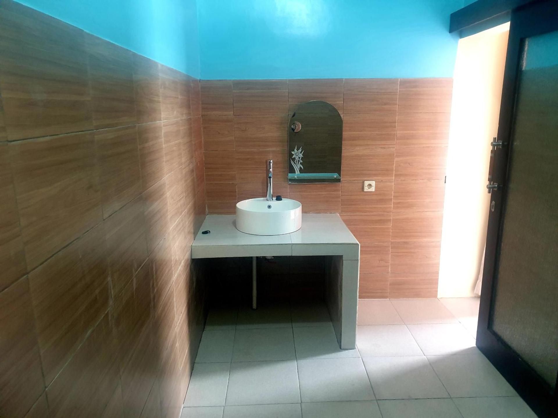 Deluxe Double Room with Side Sea View