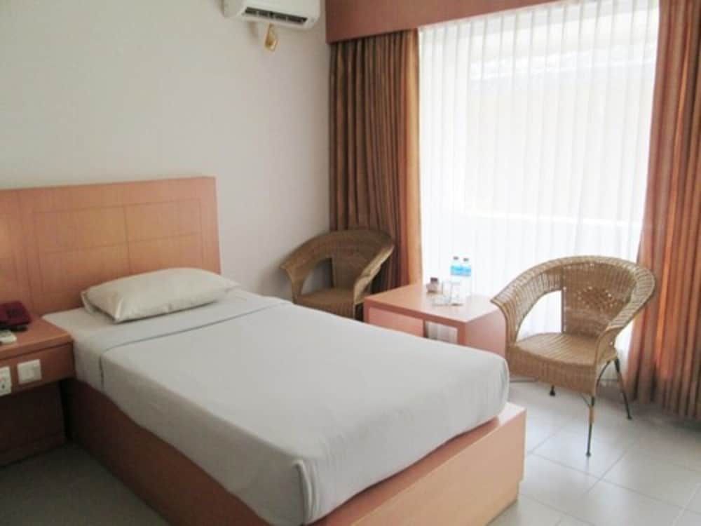 Pelangi Hotel & Resort Deluxe Room 3