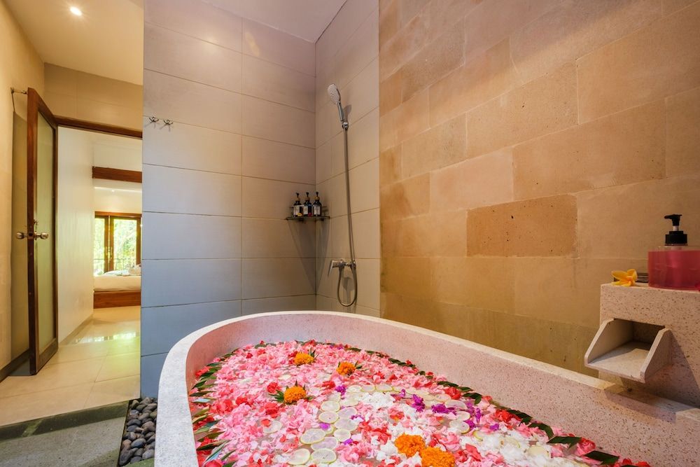 Deep Soaking Bathtub