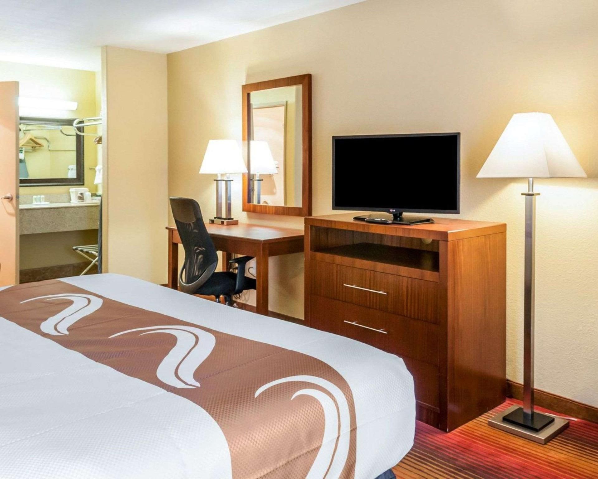 1 King Bed, Nonsmoking