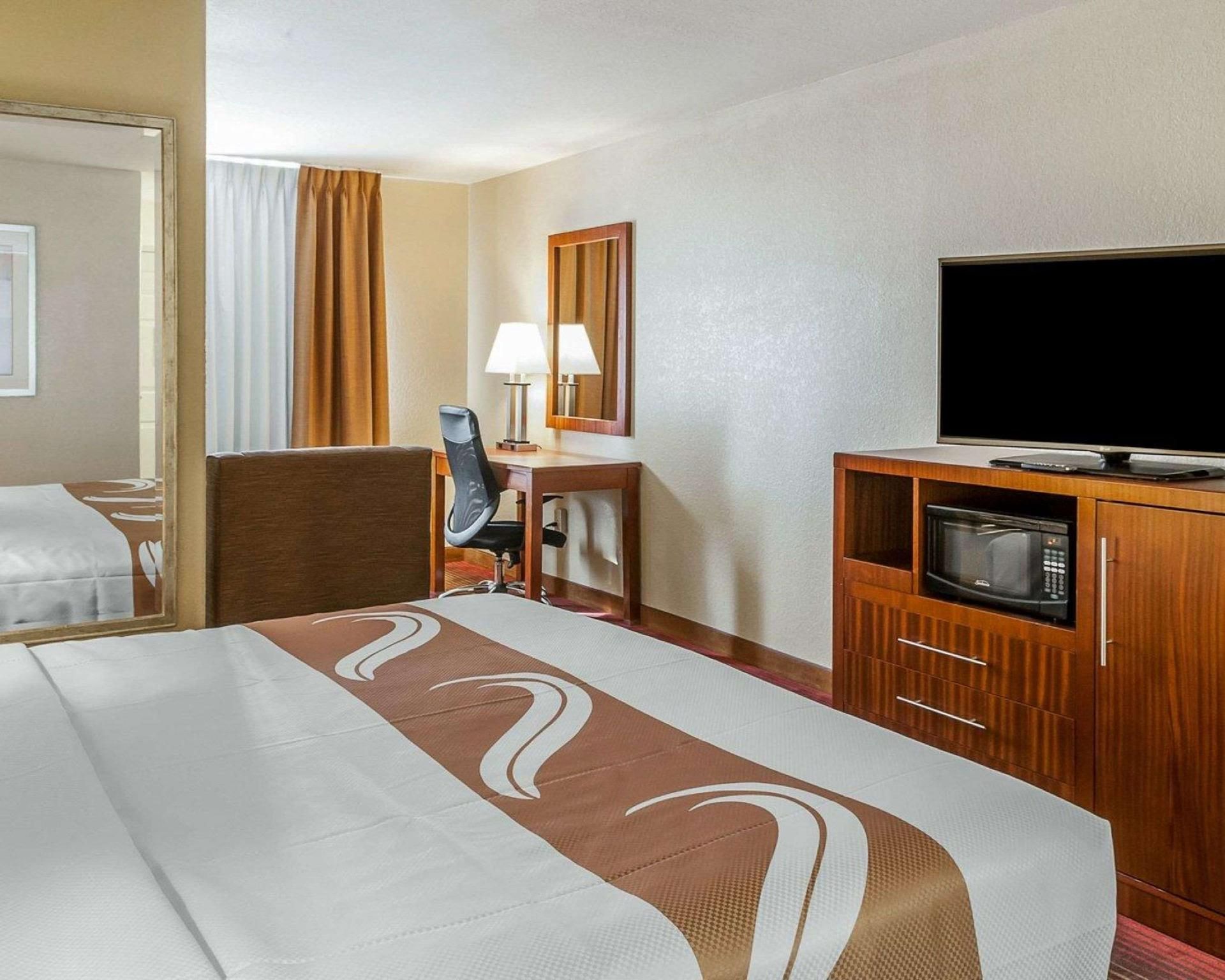 1 King Bed, Suite, Nonsmoking