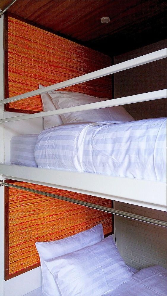 8-Bed Mixed Dormitory with Shared Bathroom