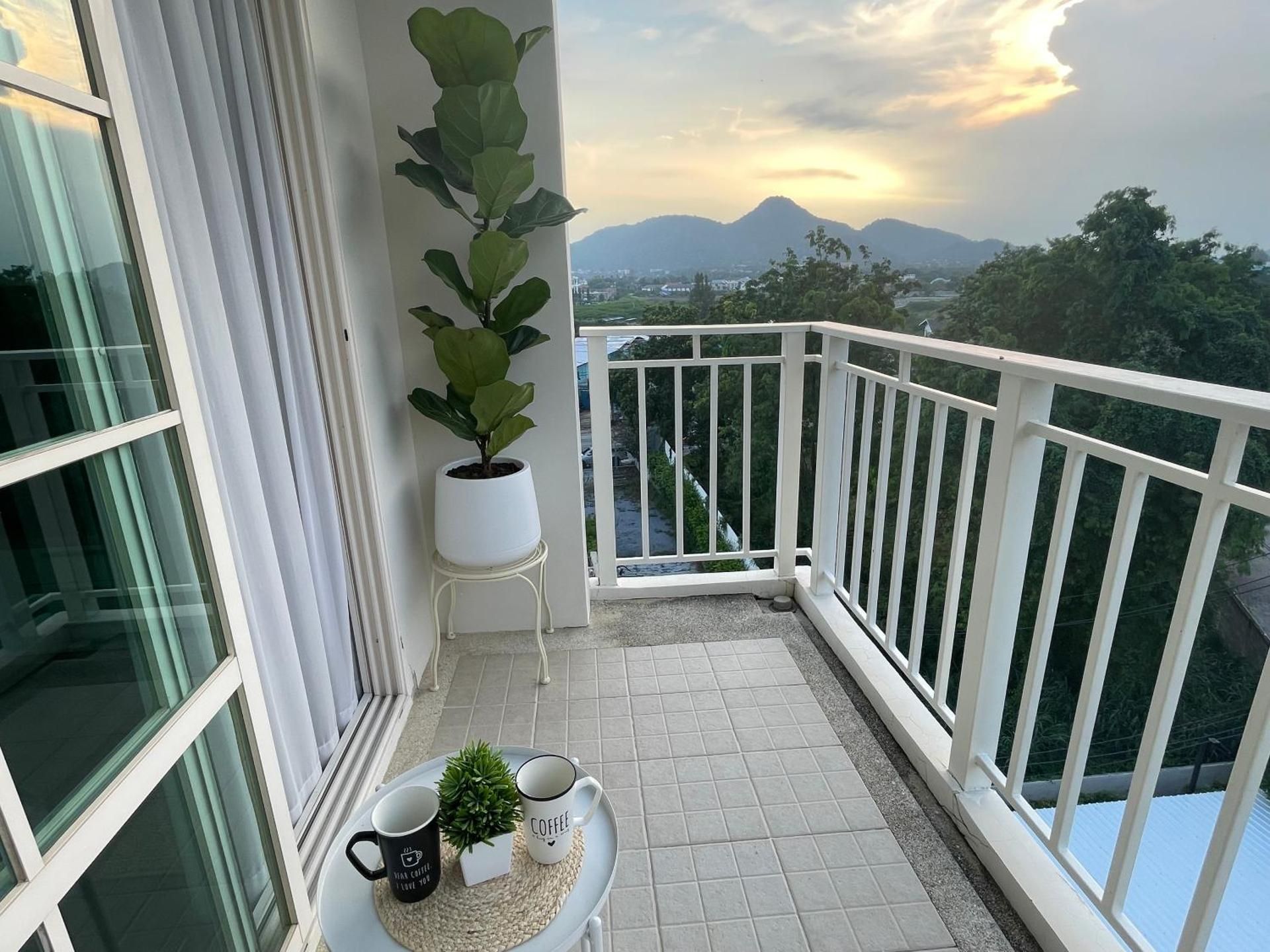 Apartment with Mountain View