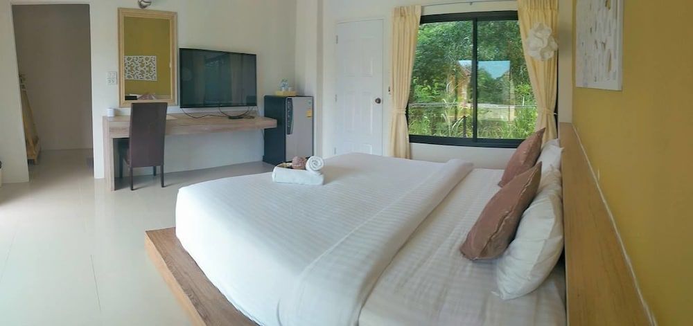 Suwi CoCo Ville Resort Luxury Room, 1 King Bed, Canal View 4