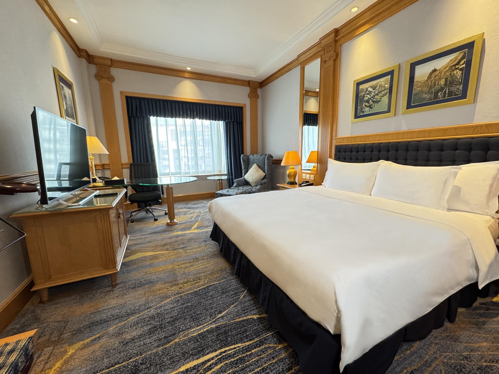 1 King Bed Standard Lounge Access