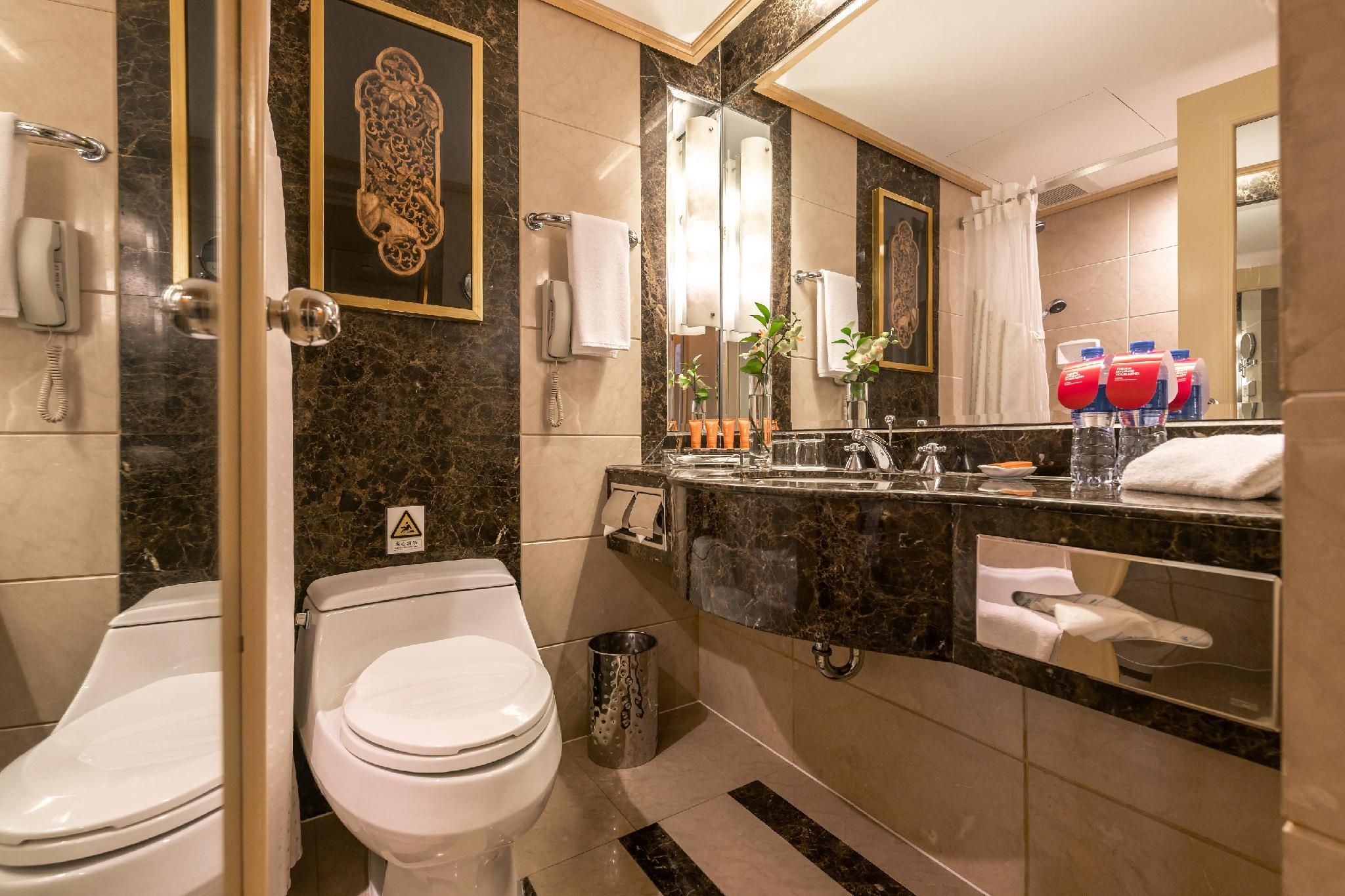 1 King bed 1 Bedroom Suite Lounge Access