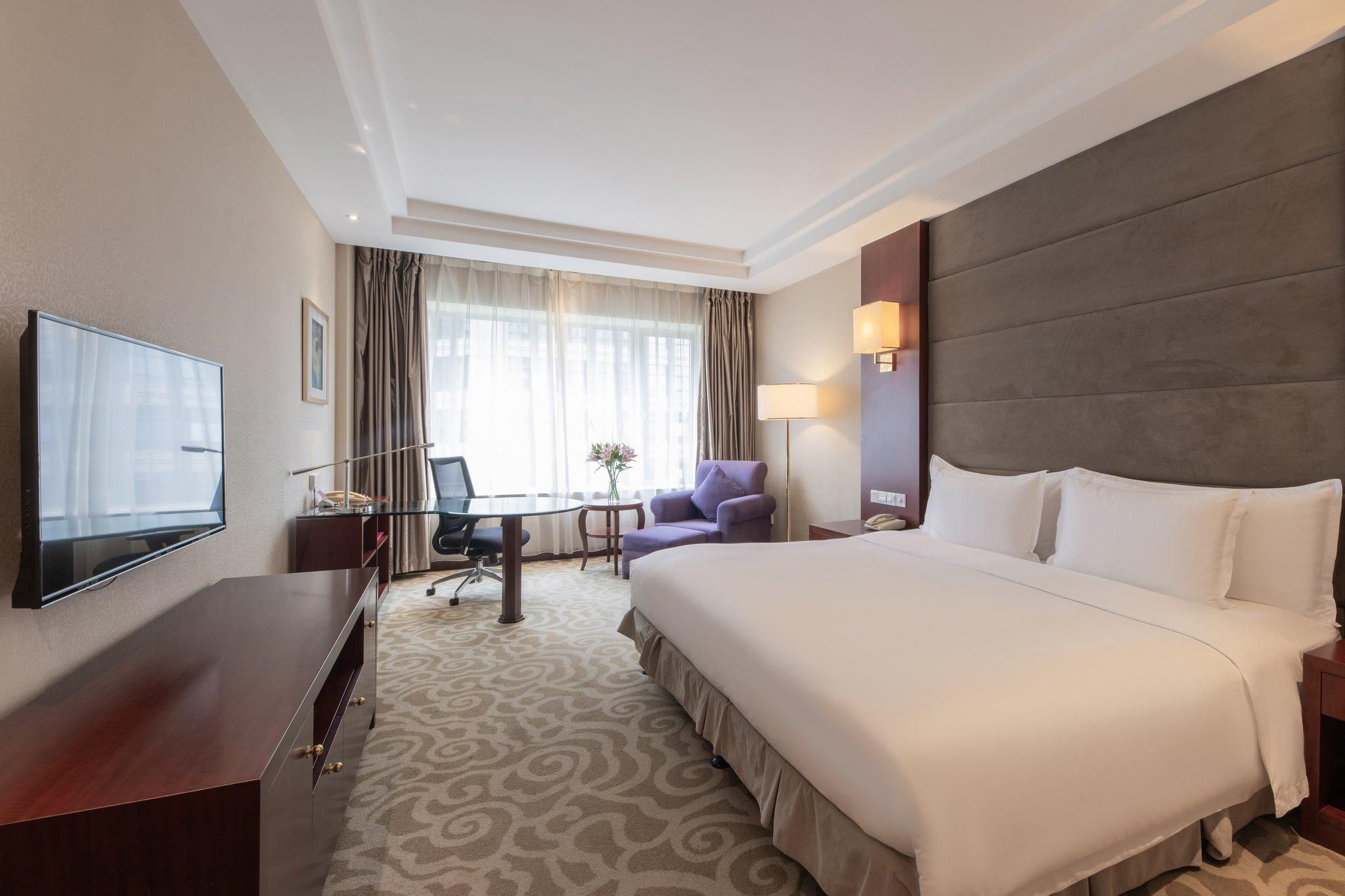 1 King Bed Standard Work Life