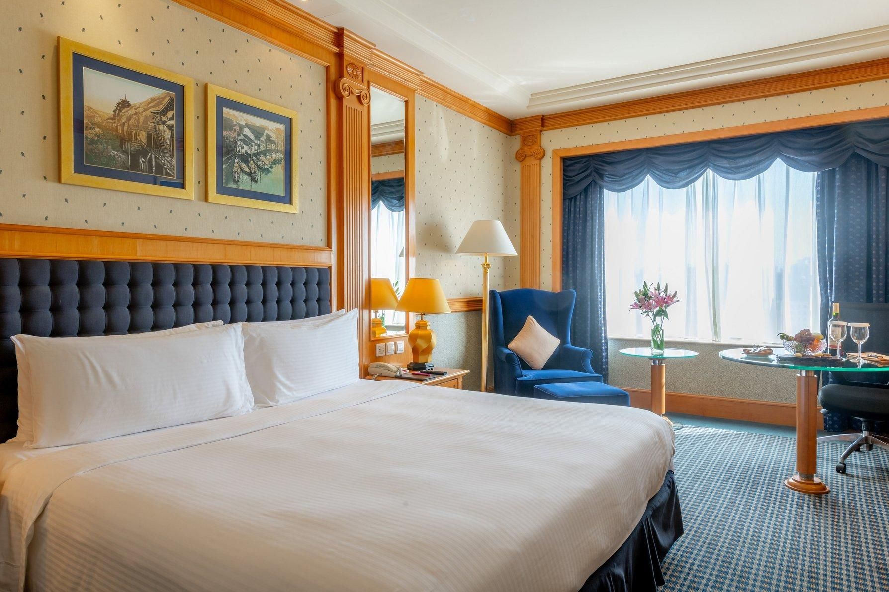1 King Bed Standard Lounge Access
