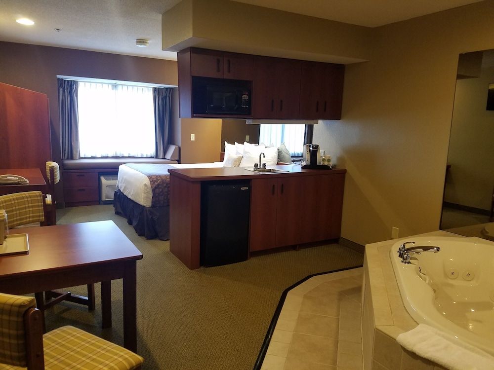 Luxury Suite, 1 Queen Bed, Non Smoking, Jetted Tub
