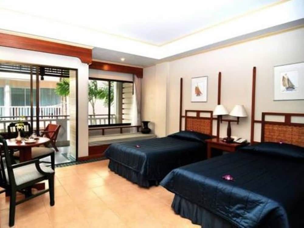 Karon Princess Hotel Deluxe Room 3