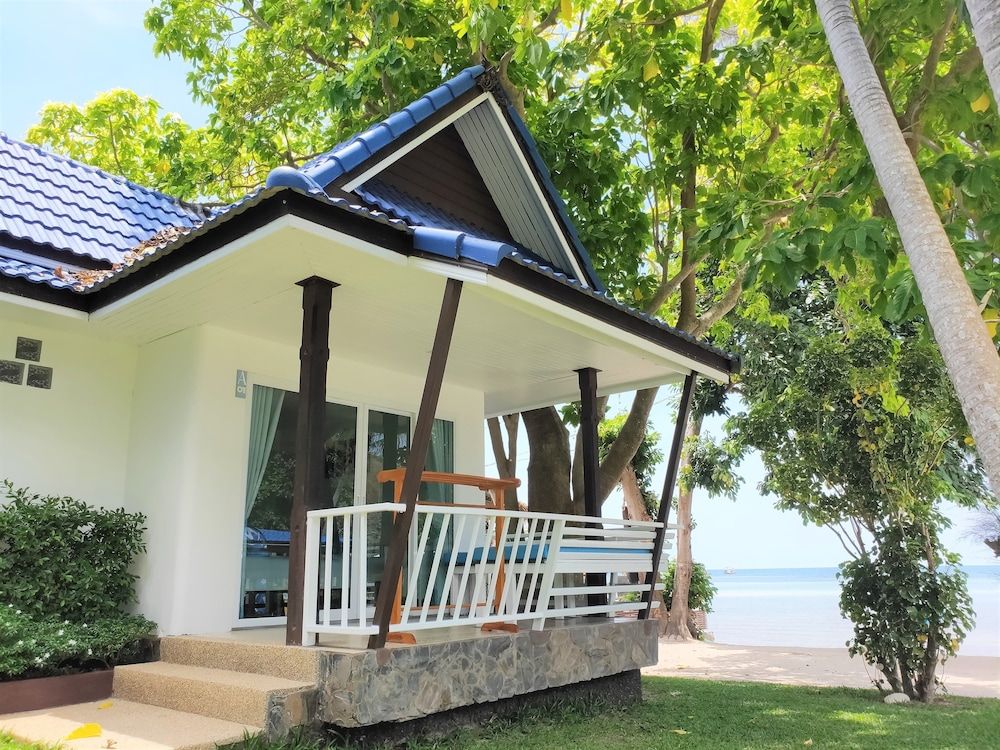 Assava Dive Resort Deluxe Beach Front Bungalow 7