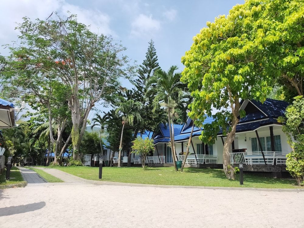 Assava Dive Resort Deluxe Beach Front Bungalow 11