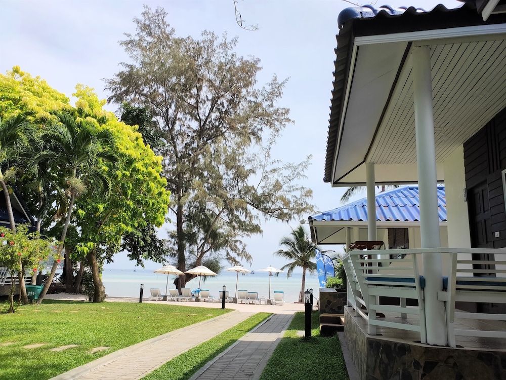 Assava Dive Resort Deluxe Beach Front Bungalow 9