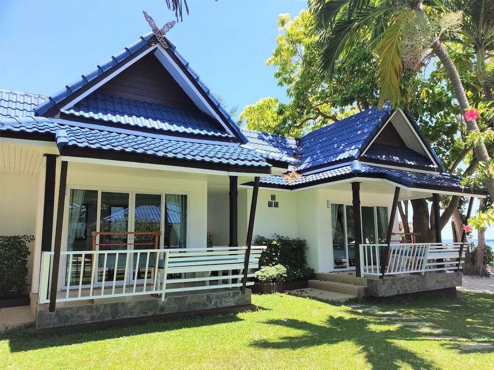 Assava Dive Resort Deluxe Beach Front Bungalow 2