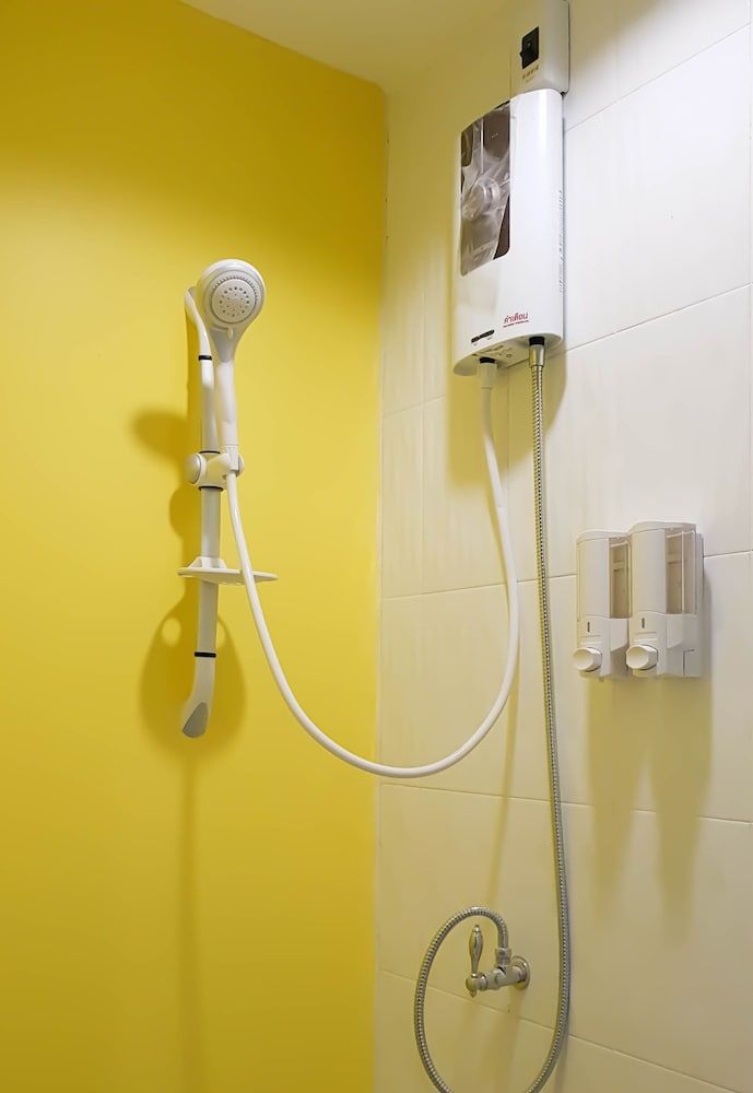 Hua Hin Night Market Hostel Family Room for 6 with Shared Bathroom 8