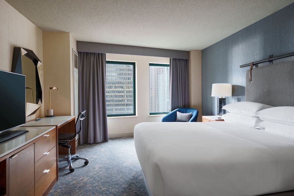 Sheraton Grand Chicago Riverwalk Room, 1 King Bed (Mobility/Hearing Accessible, Tub)