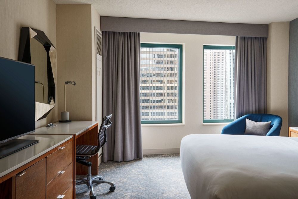 Sheraton Grand Chicago Riverwalk Room, 1 King Bed (Mobility/Hearing Accessible, Tub) 5