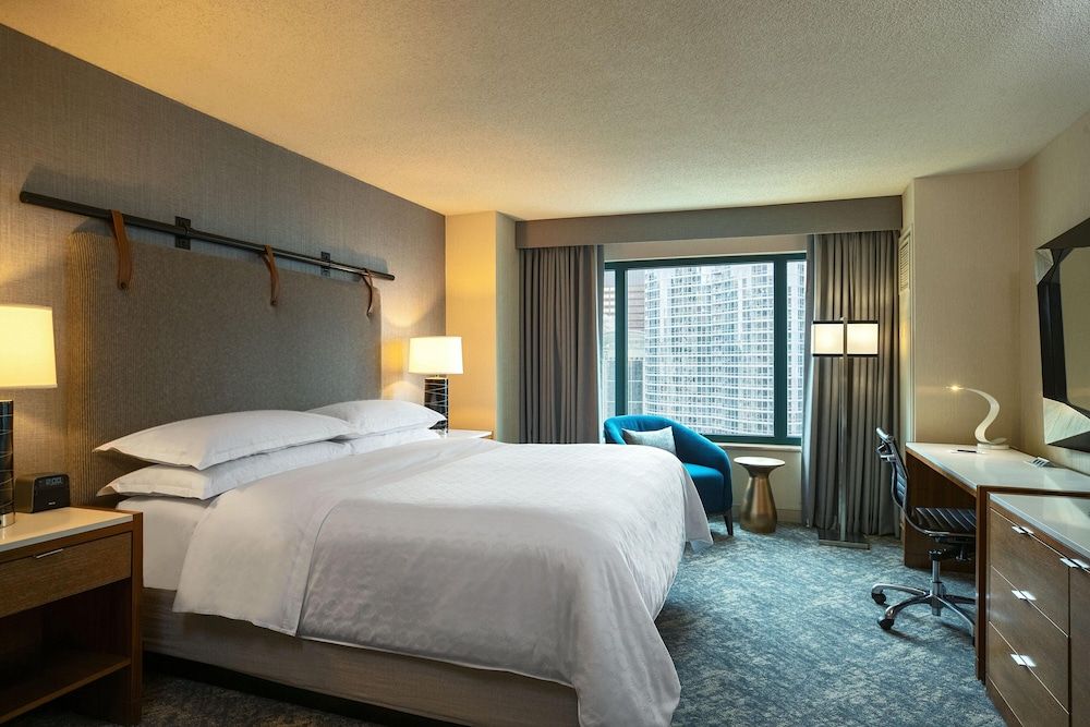 Sheraton Grand Chicago Riverwalk Room, 1 King Bed (Mobility/Hearing Accessible, Tub) 2