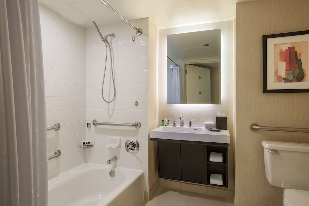 Sheraton Grand Chicago Riverwalk Room, 1 King Bed (Mobility/Hearing Accessible, Tub) 4