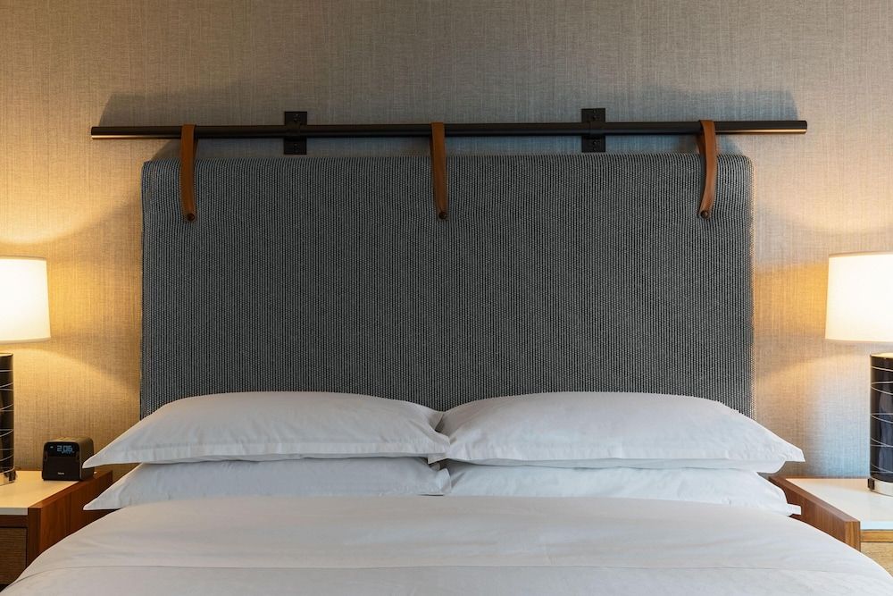 Sheraton Grand Chicago Riverwalk Room, 1 King Bed (Mobility/Hearing Accessible, Tub) 3