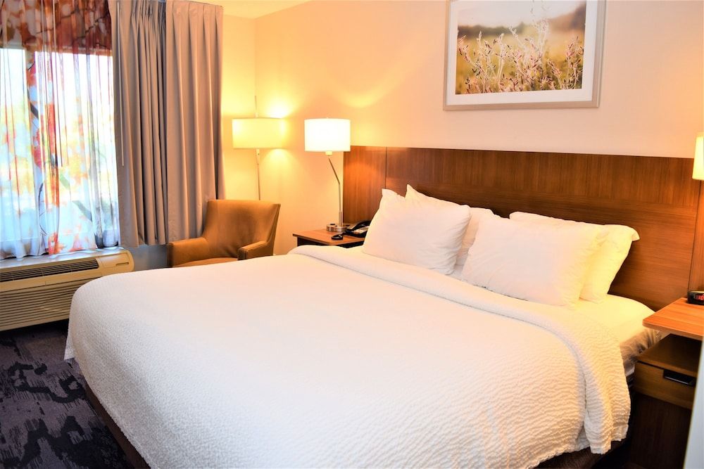 Room, 1 King Bed, Non Smoking (Mobility/Hearing Access, Roll-in Shwr)