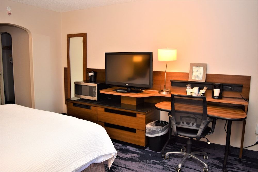 Room, 1 King Bed, Non Smoking (Mobility/Hearing Access, Roll-in Shwr)